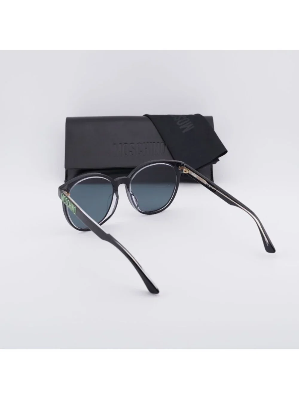 Moschino model mos151